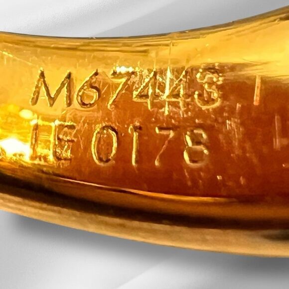 Louis Vuitton Berg Essential LV Guilloching Ring Golden - Picture 3 of 5